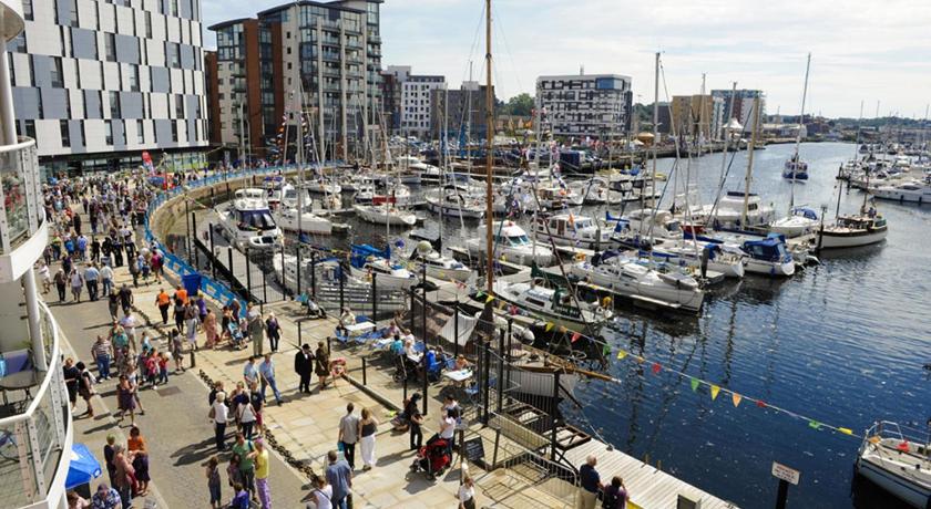 Conveniently located 3 bed spacious home for couples, families and groups in Ipswich