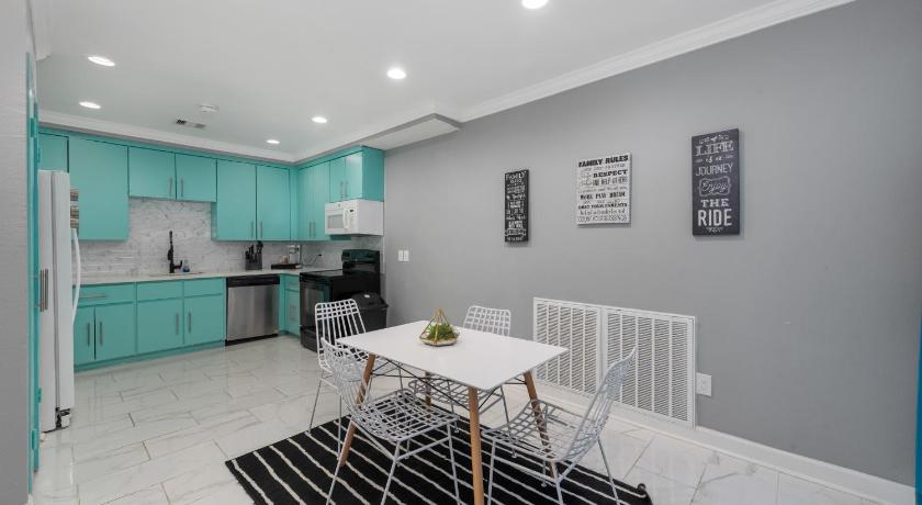 Spacious 2BR Apt with King Beds & Fully Equipped Kitchen