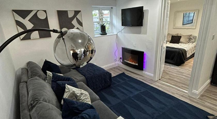 HERTFORD House with garden parking pet friendly pool room