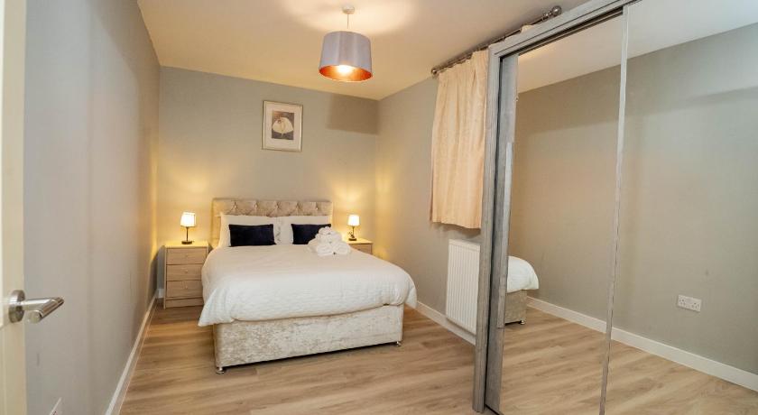 Modern Spacious 2 Bed Apartment Wolverhampton with Free Secure Parking