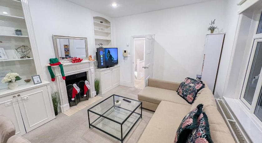 Lovely 3 bedroom maisonette with private roof terrace in Hammersmith