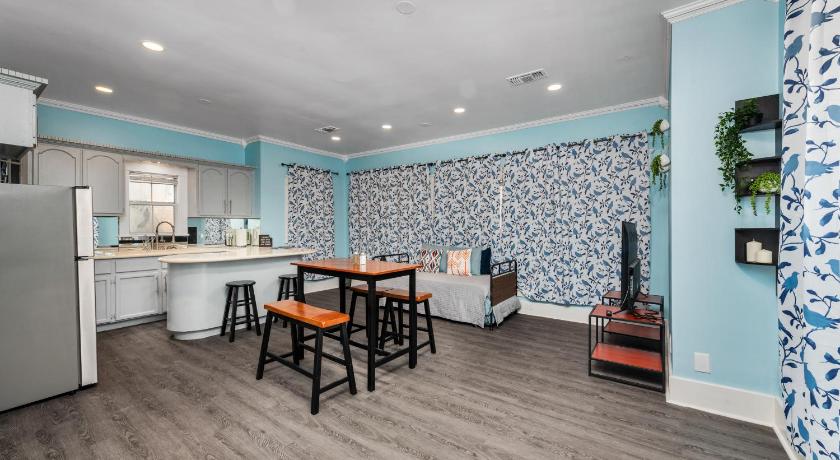 Spacious 1-BR Midtown Houston Apt with King Bed & Free Parking