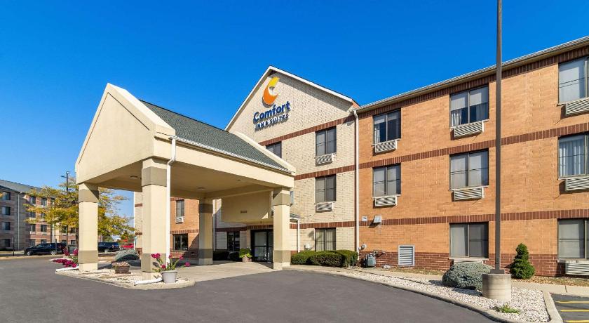 Comfort Inn & Suites near Tinley Park Amphitheater