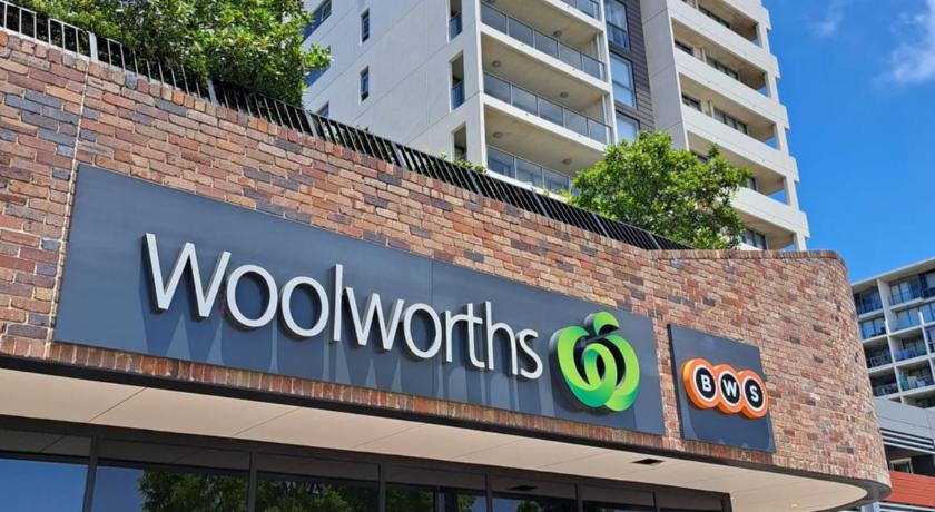 Hurstville Luxe 1BR above shops & nr train, Game Console & Free Netflix