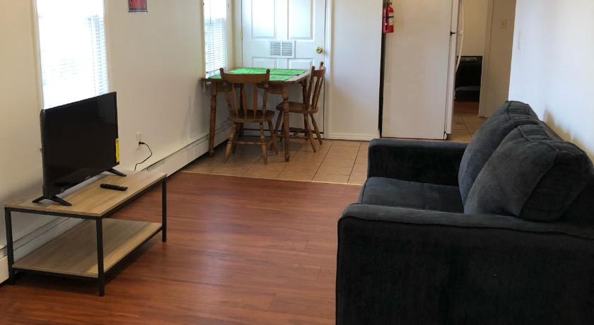 Large and private apartment in convenient area sleeps up to 10 people comfortably