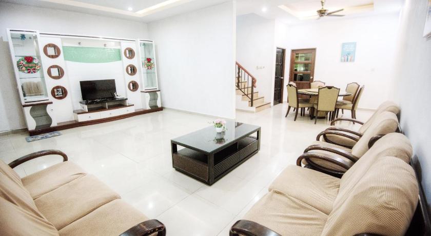 Rumah  m² dengan 4 kamar tidur dan 3 kamar mandi pribadi di Pusat Perdagangan