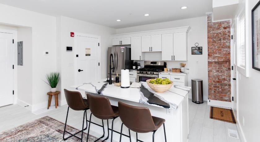 Adjoining Condominium Units Sleeps 12 in Downtown Sandusky!