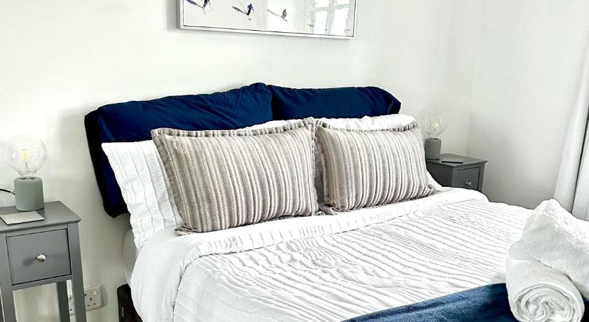 Northern Line Double Room Stay with Free Parking