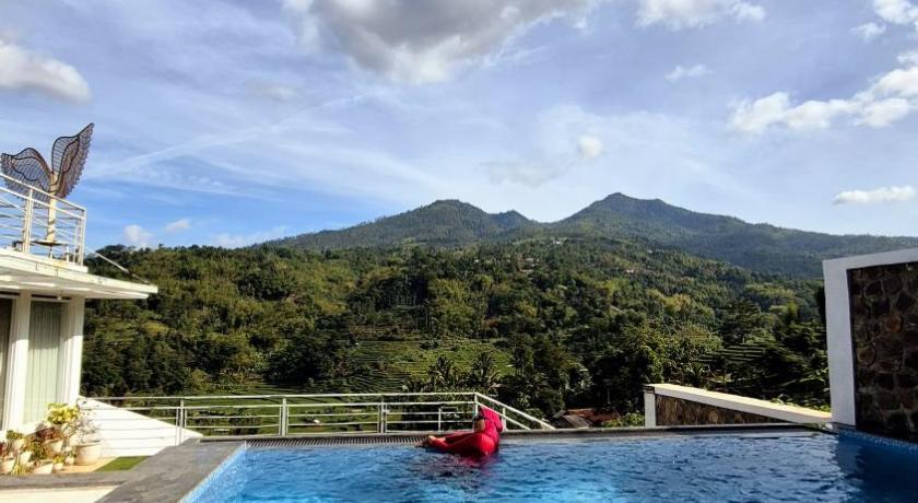 Teras Luhur Villa dengan Infinity Pool