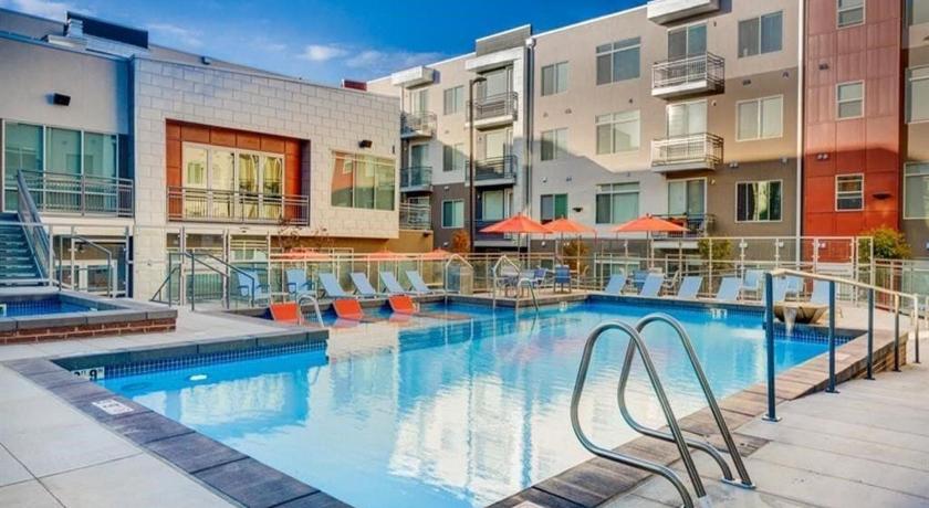 Modern Resort Styled 2BR Apt W Pool, Gym & Hot Tub