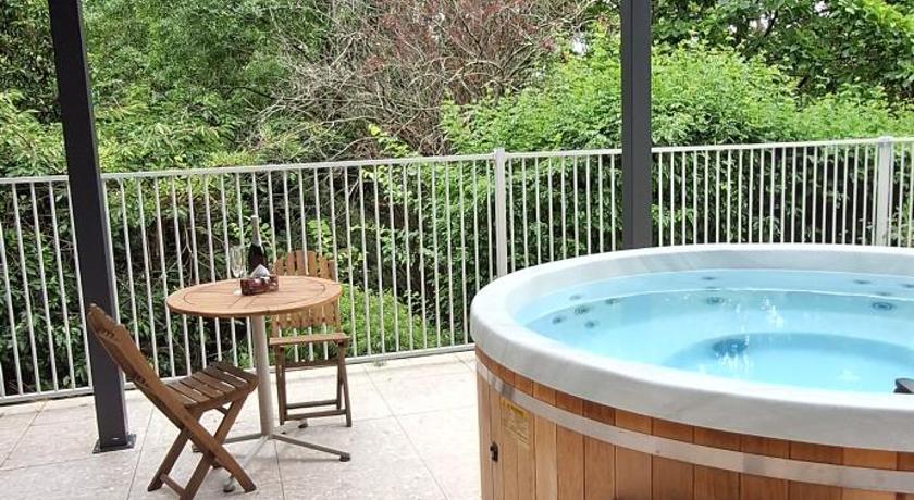 Treetop Retreat with Private Spa Mountain Views