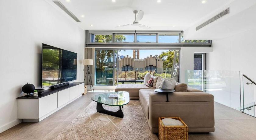 Beautiful House in Glebe with Two-Car Garage