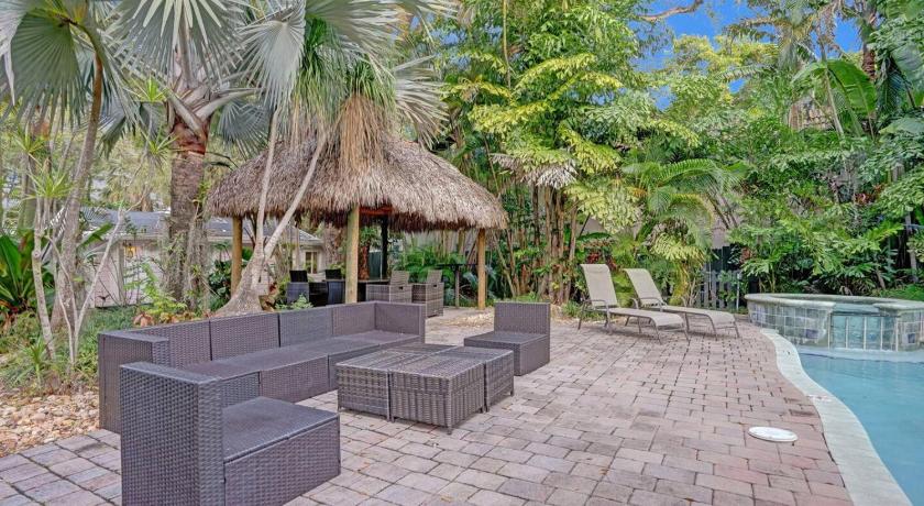 Tropical Oasis Studio w Pool