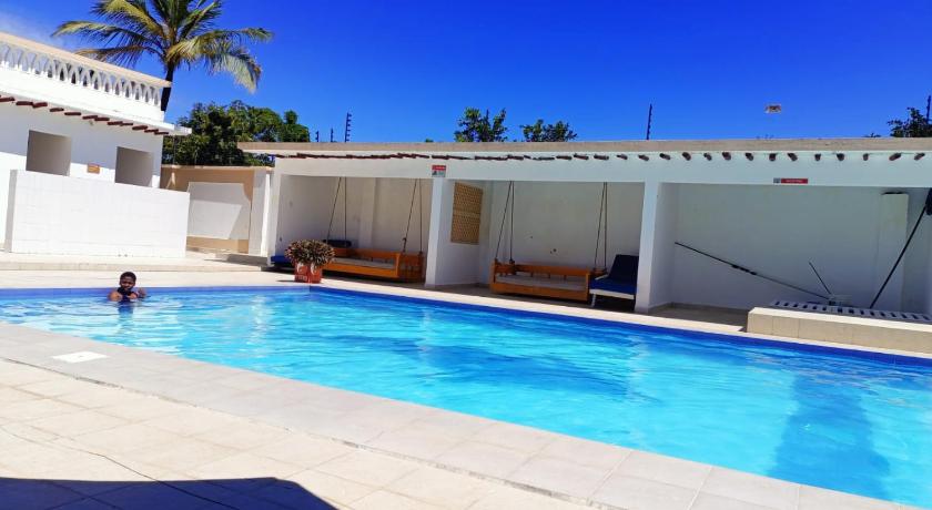 Becky Homes Diani Beach- 4BR with AC and Swimming Pool