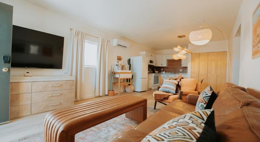 Terracotta Suite at ArnoTriplex! Hot Tub and Pet Friendly!