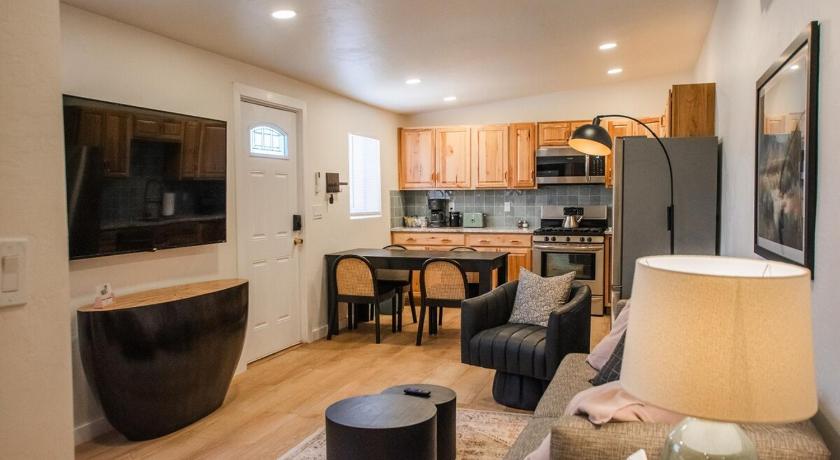 Sage Suite at ArnoTriplex! Hot Tub and Pet Friendly!