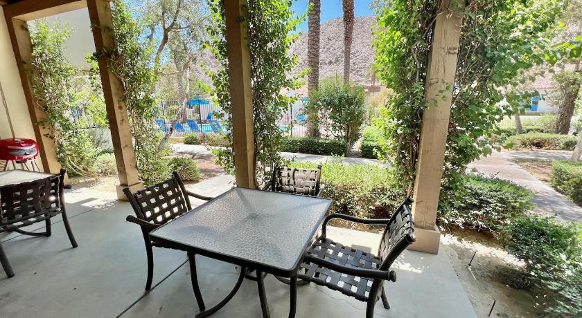 Desert Oasis Villa #A Steps from Pool