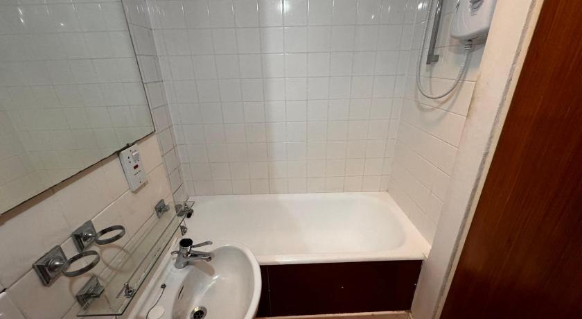 Two bedroom apartment close to Uni & shopping center & parking free