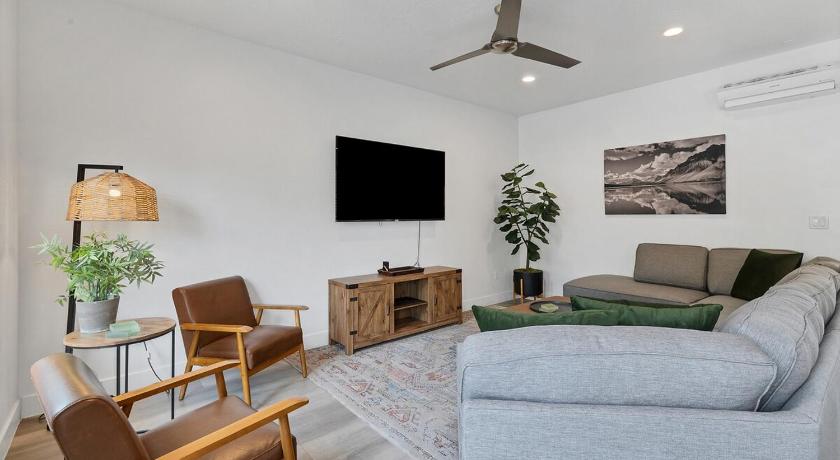 Newly furnished 5BD 4BA Townhome The Vue 30