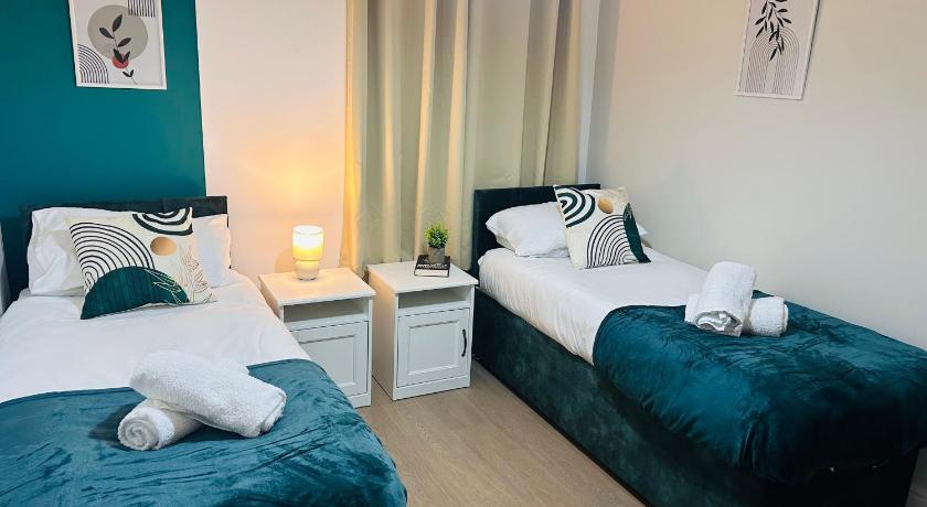 Waterside Stay- 3 Bed House- Sleeps 5- Parking- Fast Wifi