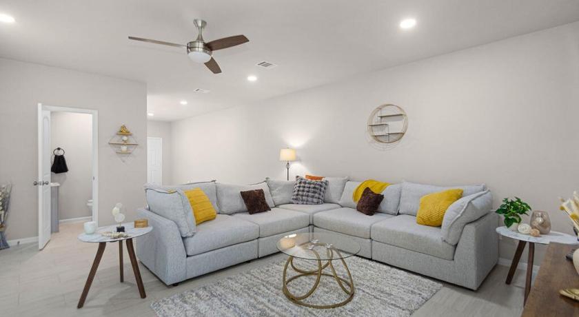3BR 2 & half Bath Townhouse Modern Spacious Retreat Near Lake Conroe!