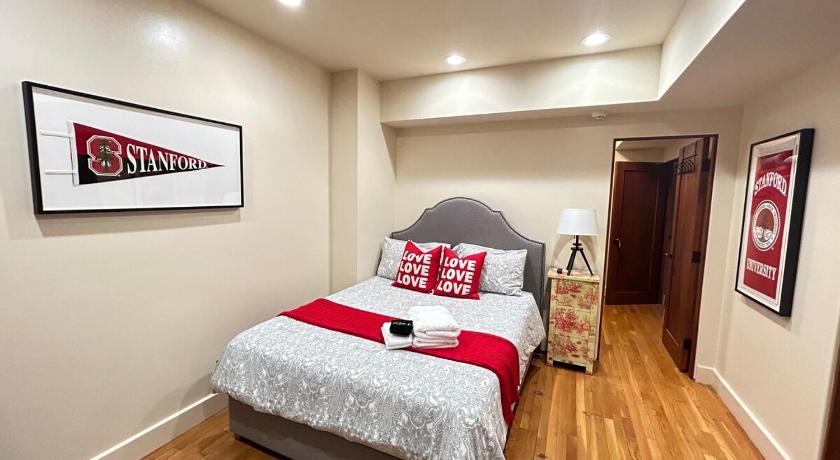 Studio- Steps from Stanford & Close to Everything!