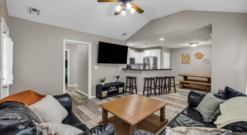 Spacious 3BR Home with KING Bed in Prime Location