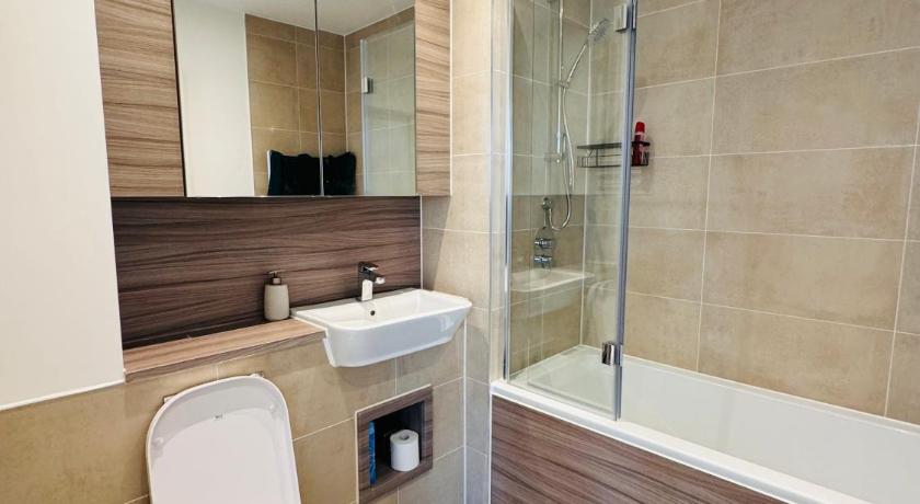 Beautiful King Sized En-suite Room - Anderson Home