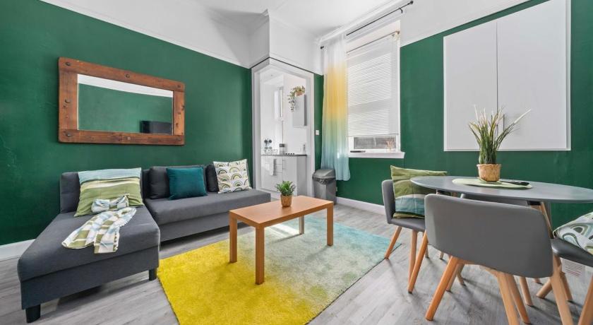 Central Kirkintilloch 2 Bed App