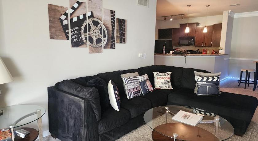 Movie Themed Family Get-a-way! Sleeps 7 Popcorn, Snacks, and Drinks, Included - Pools are still OPEN