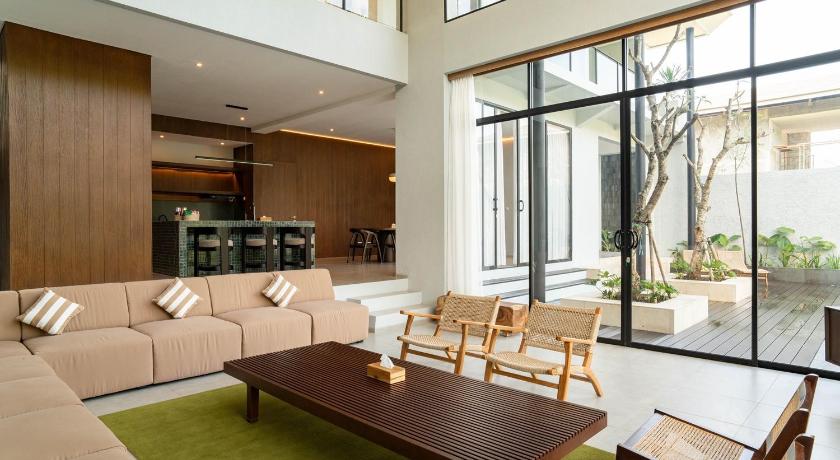 Kireina Mori Forest View Villa 6 bedrooms with a private heated swimming pool and a movie room