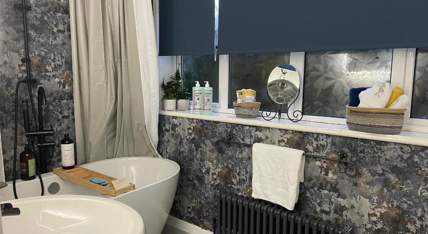 Number 78 Guest house M56 junction 12 located 5 minutes drive from Frodsham Continental breakfast In