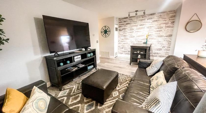 Modern Condo Central Huron Boat Basin Area