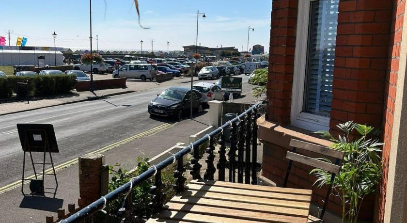 Pier View Felixstowe - Sea View, 50m from the beach