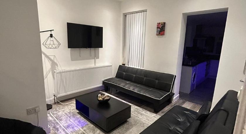 Large 6 Bed 6 Bathroom House - Ideal For Families, Large Groups, Contractors & Business Travellers
