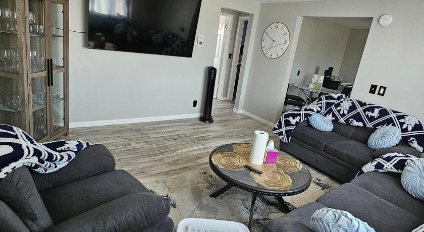 Cozy Roomy family sized apartment on major bus route close to all