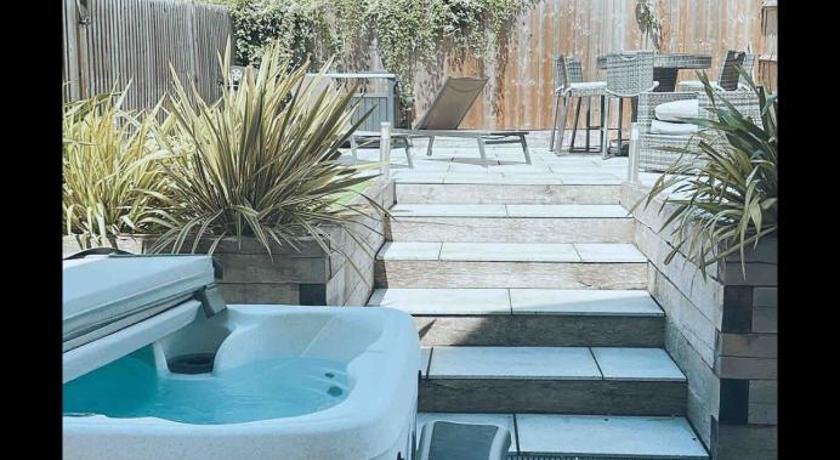 3 Bedroom Beautiful Home with Garden, AC, Hot Tub