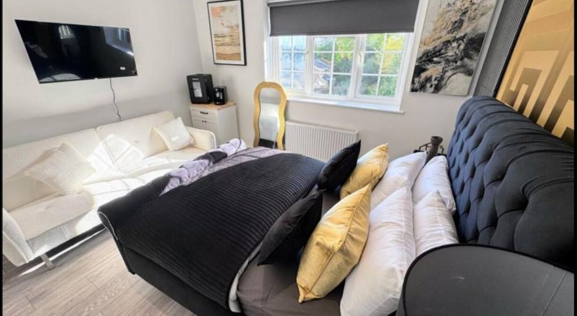 Canterbury Six Luxury Suites with Lounge Kitchen Hot Tub and Free Parking