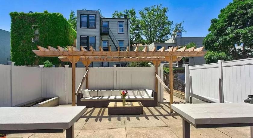 Jersey City Retreat w Private Backyard Bonfire Near NYC