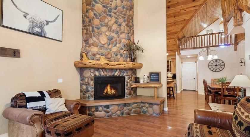 Resort Style Pine Top Cabin, Deck Views and Sleeps 12