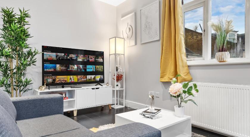 Urban Chic 1-Bed Flat in a Prime London Spot! Parking Available! Great for Contractors & Families! 2