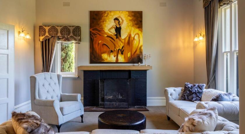 Prime Location House with Pool in Kew
