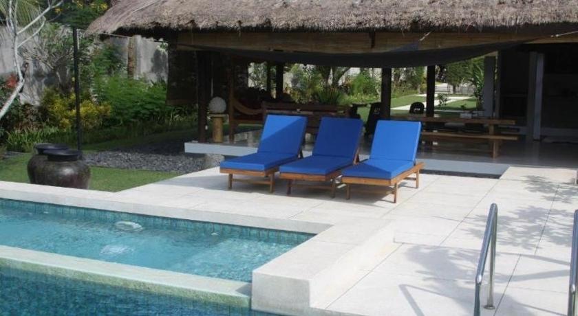 Pool villa not overlooked
