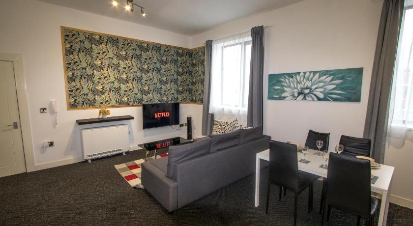 Ideal for groups - 2 Bedroom Apartment - Free Parking, Transit links, Close to Stadiums
