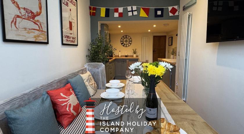 Driftwood House - Luxury Dog-Friendly Townhouse in Cowes, Steps from Marina