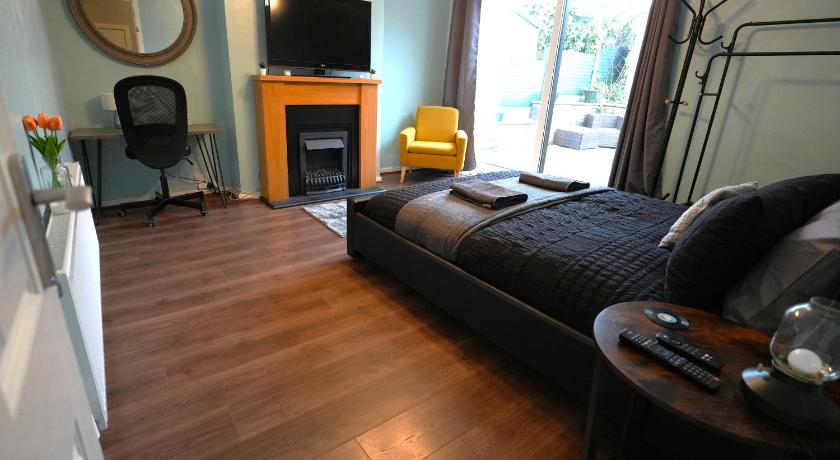 Detached Homestay - Super, King & Double Rooms - Leyland, Preston, Chorley, Lancashire