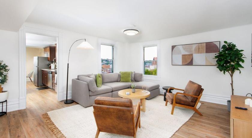 Stunning Apt w Rooftop & Game Room - Sleeps 10