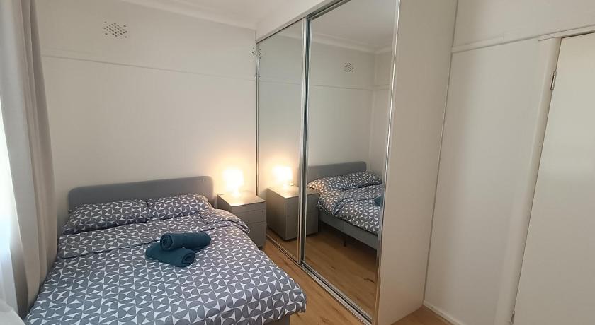 Comfortable Queen Room in Quiet House - E3