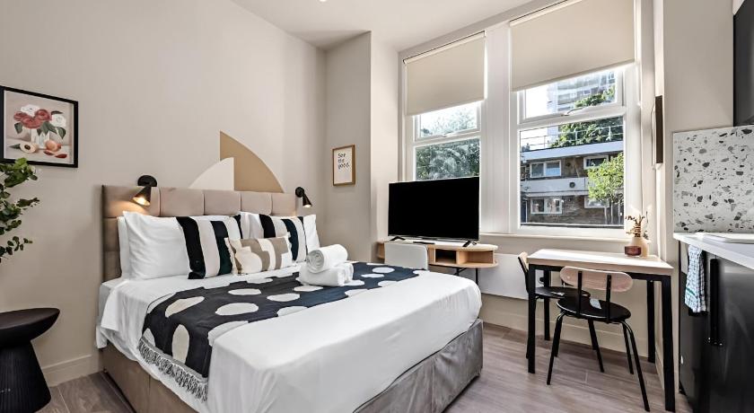 Beautifully Designed Studio with Full Kitchen