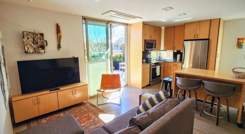 Tranquil Townhome in Downtown Neighborhood